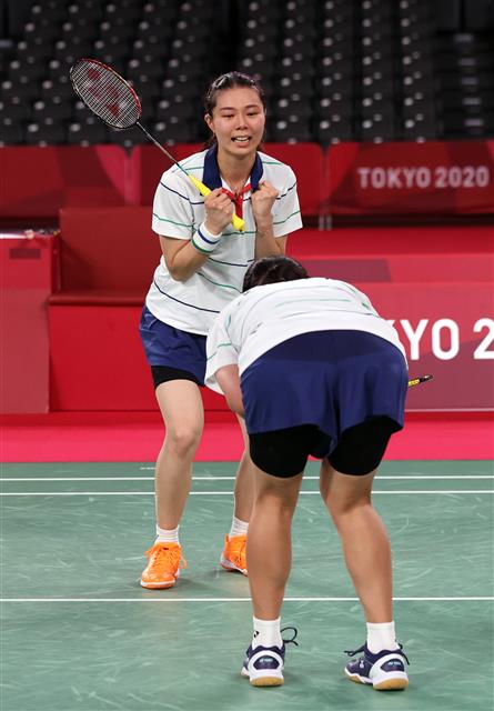 2일 도쿄 무사시노노모리 종합 스포츠플라자에서 한국 팀끼리 맞붙은 배드민턴 여자 복식 동매달 결정전에서 승리가 확정되자 김소영(왼쪽), 신승찬 기뻐하고 있다. 2021.08.02 도쿄=올림픽사진공동취재단