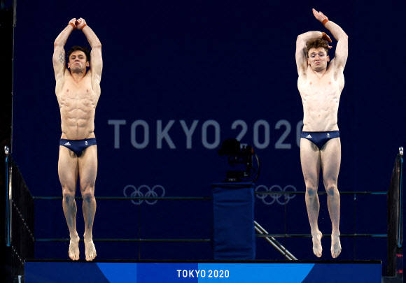 금메달리스트인 영국 다이빙 선수 톰 데일리(왼쪽)가 남자 싱크로 10m 플랫폼 종목에서 매티 리와 함께 환상적인 자세를 뽐내고 있다. AFP 연합뉴스