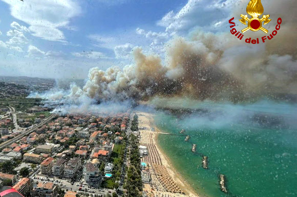 이탈리아 유명 여름철 휴양지 덮친 대형 산불
