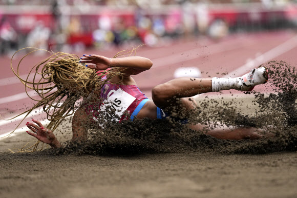 Tara Davis, of the United States, competes in the women‘s long jump final at the 2020 Summer Olympics, Tuesday, Aug. 3, 2021, in Tokyo. (AP Photo/David J. Phillip)/2021-08-03 12:39:37/ <연합뉴스