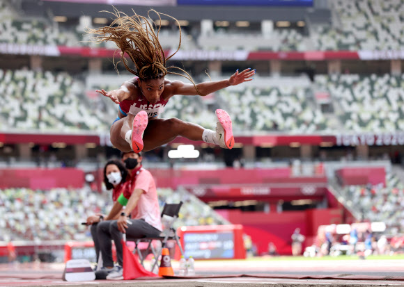 epa09389218 Tara Davis of the US in action during the Women?s Long Jump Finals during the Athletics events of the Tokyo 2020 Olympic Games at the Olympic Stadium in Tokyo, Japan, 03 August 2021.  EPA/DIEGO AZUBEL/2021-08-03 12:24:04/ <연합뉴스