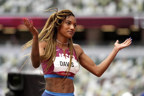 Tara Davis, of the United States, reacts during the women‘s long jump final at the 2020 Summer Olympics, Tuesday, Aug. 3, 2021, in Tokyo. (AP Photo/Matthias Schrader)/2021-08-03 12:23:48/ <연합뉴스