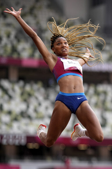 Tara Davis, of the United States, competes in the women‘s long jump final at the 2020 Summer Olympics, Tuesday, Aug. 3, 2021, in Tokyo. (AP Photo/David J. Phillip)/2021-08-03 12:08:04/ <연합뉴스