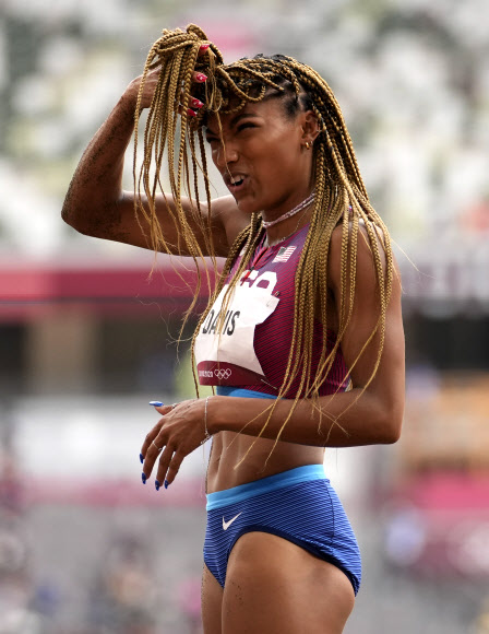 미국의 타라 데이비스가 3일(현지시간) 일본 도쿄 올림픽 경기장에서 열린 도쿄 2020 올림픽 육상 경기 중 여자 멀리뛰기 결승전에서 경기를 펼치고 있다. AP 연합뉴스