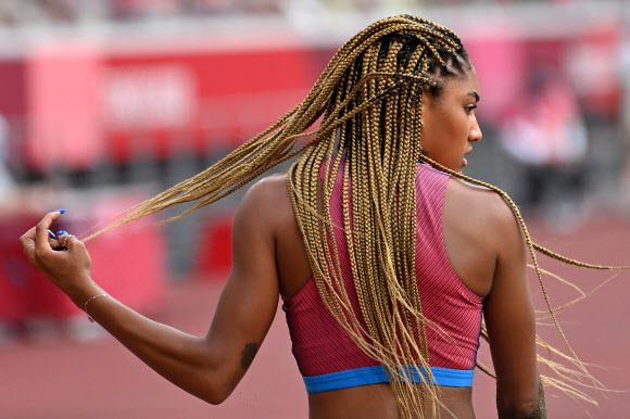 USA‘s Tara Davis recats as she competes in the women’s long jump final during the Tokyo 2020 Olympic Games at the Olympic Stadium in Tokyo on August 3, 2021. (Photo by Andrej ISAKOVIC / AFP)/2021-08-03 11:53:58/ <연합뉴스