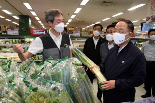 농산물 가격 동향 점검하는 홍남기 부총리