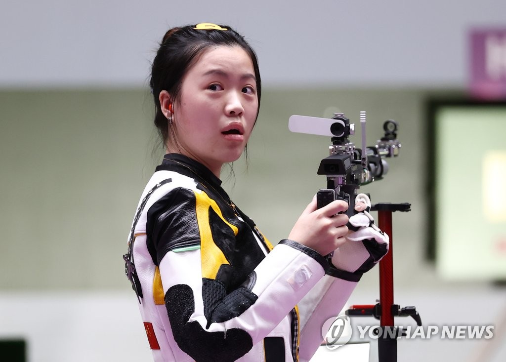 24일 도쿄 아사카 사격장에서 열린 여자 10m 공기소총 결선에서 대회 첫 금메달의 주인공이 된 중국 양첸이 극적으로 승리한 뒤 놀라고 있다. 도쿄 연합뉴스