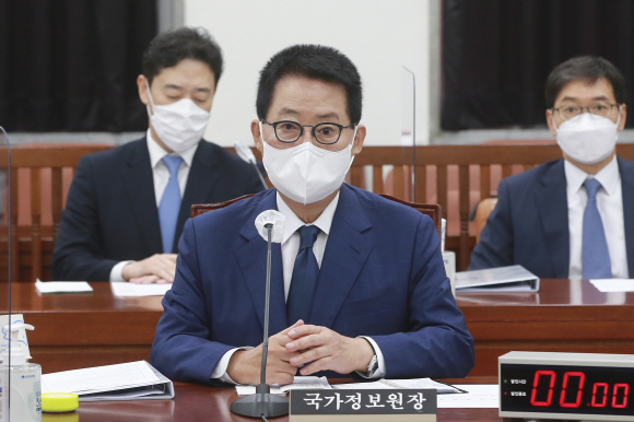 박지원(가운데) 국가정보원장이 3일 국회에서 열린 정보위원회 전체회의에 참석해 북한 관련 현안보고를 하고 있다. 김명국 선임기자 daunso@seoul.co.kr