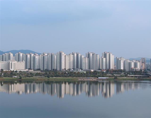 한강에서 바라본 서울의 아파트촌 풍경.