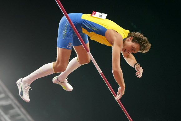 아먼드 듀플랜티스(스웨덴)이 3일 일본 도쿄 올림픽스타디움에서 열린 장대높이뛰기 결선에서 바를 넘어가는 모습. 도쿄 AP