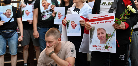 벨라루스 출신 활동가들이 3일(현지시간) 우크라이나 수도 키예프 주재 벨라루스 대사관 앞에 모여 이날 숨진 채로 발견된 ‘벨라루스인 하우스’ 대표 비탈리 쉬쇼프의 사진을 들어 보이며 진상 규명을 요구하고 있다. 키예프 AFP 연합뉴스 