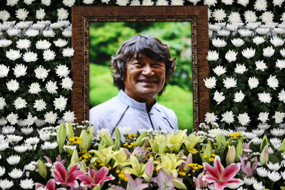 돌아오지 못한 김홍빈 대장…환한 미소 머금은 영정