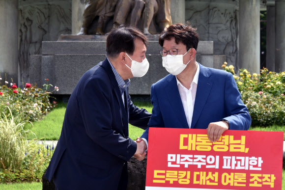 권성동 의원 1인시위 현장 찾은 윤석열 대선 예비후보