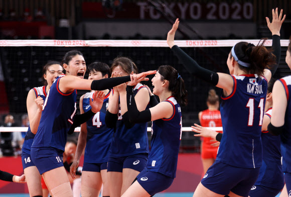 여자배구 대표팀 선수들이 4일 일본 도쿄 아리아케 아레나에서 열린 도쿄올림픽 여자배구 터키와의 8강에서 승리 후 기뻐하고 있다. 도쿄 연합뉴스