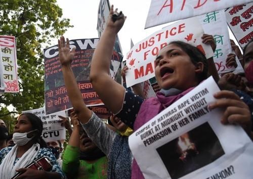 2020년 10월 인도 뉴델리에서 성폭행 근절과 가해자 처벌을 요구하는 시위대. 연합뉴스