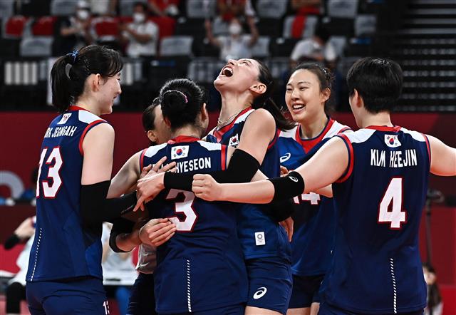 김연경을 비롯한 배구 여자 대표팀이 4일 도쿄 아리아케 아레나 경기장에서 열린 여자배구 8강전 터키와의 대결에서 공격을 성공 시킨 후 기뻐하고 있다. 2021.08.04 도쿄=올림픽사진공동취재단