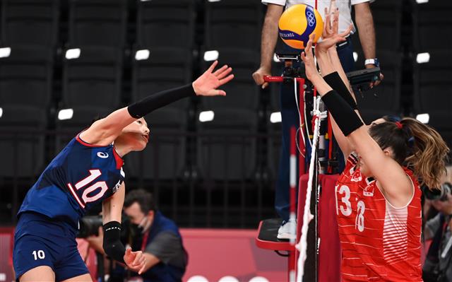 한국 배구대표팀 김연경이 4일 일본 아리아케 아레나에서 열린 도쿄올림픽 여자 배구 8강 한국과 터키의 경기에서 공격을 성공시키고 있다.  2021.08.04 도쿄=올림픽사진공동취재단