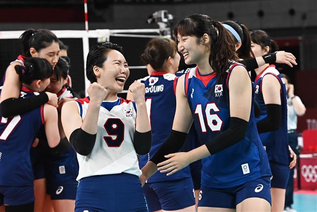 김연경을 비롯한 배구 대표팀이 4일 도쿄 아리아케 아레나 경기장에서 열린 여자배구 8강전 터키와의 대결에서 이긴 후 기뻐하고 있다. 2021.08.04 도쿄=올림픽사진공동취재단