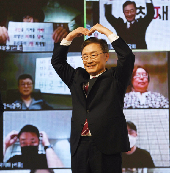 최재형 전 감사원장이 4일 오후 경기도 파주시 문발동 미라클스튜디오에서 20대 대선 출마선언에 앞서 지지자들과 OX 퀴즈를 하고 있다. 2021. 8. 4 김명국 선임기자 daunso@seoul.co.kr