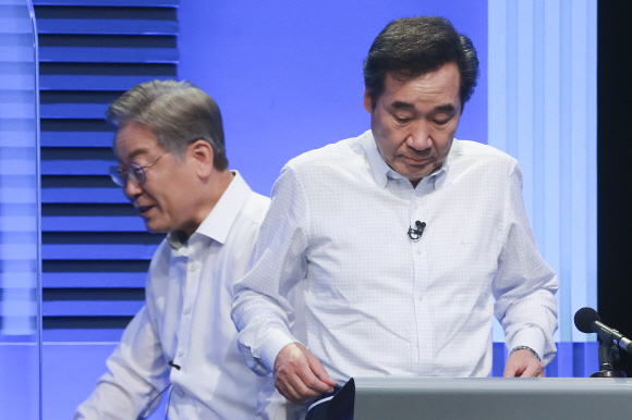 이재명 더불어민주당 대선 경선 후보가 4일 서울 마포구 YTN미디어센터에서 열린 YTN 주최 TV토론에서 이낙연 후보를 지나치고 있다.2021. 8. 4 김명국 선임기자 daunso@seoul.co.kr