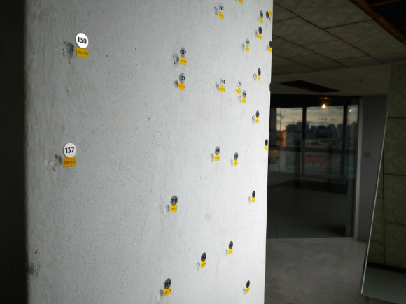 전일빌딩 외벽 기둥의 탄흔. 245개 탄흔마다 번호가 새겨져 있다.