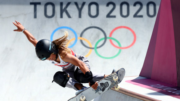 스카이 브라운(영국)이 태어난 지 13년 28일이 된 4일 일본 도쿄의 아리아케 스포츠파크에서 열린 2020 도쿄올림픽 스케이트보드 여자 파크 결선에서 경기에 열중하고 있다. 도쿄 로이터 연합뉴스 