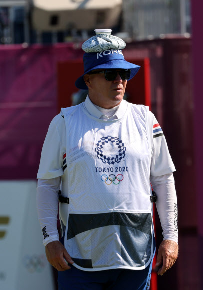 [올림픽] 캐디도 더워요!