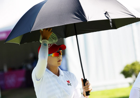 [올림픽] 양산과 얼음주머니로…