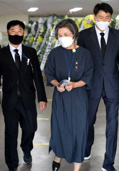 더불어민주당 이낙연 대선 예비후보의 부인 김숙희 씨가 5일 오후 광주 서구 염주체육관에 마련된 김홍빈 대장 분향소에서 참배를 마치고 밖으로 향하고 있다. 2021.8.5  연합뉴스