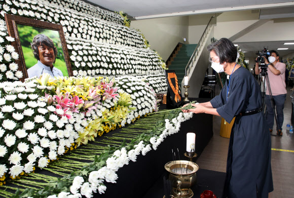 더불어민주당 이낙연 대선 예비후보의 부인 김숙희 씨가 5일 오후 광주 서구 염주체육관에 마련된 김홍빈 대장 분향소에서 참배하고 있다. 2021.8.5  연합뉴스