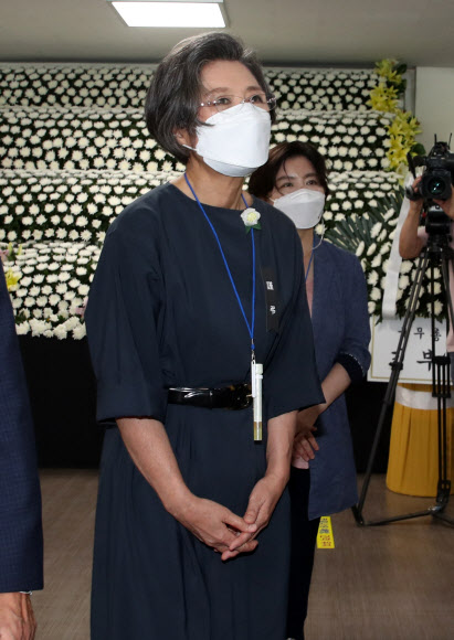 더불어민주당 이낙연 대선 예비후보의 부인 김숙희 씨가 5일 오후 광주 서구 염주체육관에 마련된 김홍빈 대장 분향소에서 조문하고 있다. 2021.8.5  연합뉴스