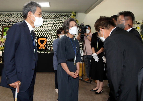 더불어민주당 이낙연 대선 예비후보의 부인 김숙희 씨가 5일 오후 광주 서구 염주체육관에 마련된 김홍빈 대장 분향소에서 조문하고 있다. 2021.8.5  연합뉴스