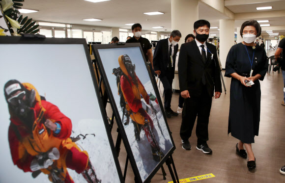 더불어민주당 이낙연 대선 예비후보의 부인 김숙희 씨가 5일 오후 광주 서구 염주체육관에 마련된 김홍빈 대장 분향소에서 참배한 뒤 김 대장의 등반 사진을 바라보고 있다. 2021.8.5  연합뉴스