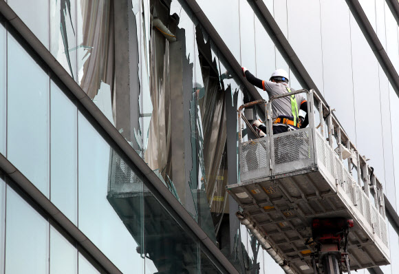 스팀 세차기 폭발에 깨진 유리창