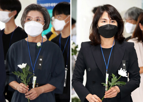 5일 오후 광주 서구 염주체육관에 마련된 산악인 김홍빈 대장 분향소에서 더불어민주당 대선 예비후보인 이낙연 전 대표 부인 김숙희 씨(왼쪽)와 이재명 지사 부인 김혜경 씨가 참배하고 있다. 2021.8.5  연합뉴스