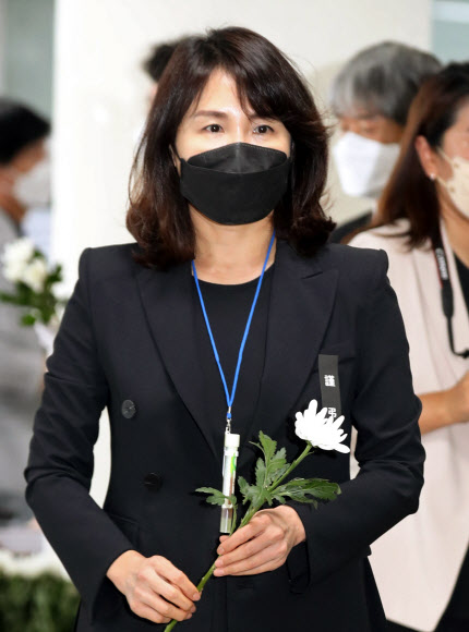 이재명 경기지사의 부인 김혜경 씨가 5일 오후 광주 서구 염주체육관에 마련된 김홍빈 대장 분향소에서 참배하고 있다. 2021.8.5  연합뉴스