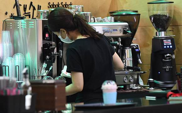 정부는 5일 내년 최저임금을 시간당 9160원으로 확정 고시했다. 사진은 이날 서울 소재 한 카페에서 직원이 일하고 있는 모습. 오장환 기자 5zzang@seoul.co.kr