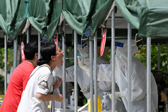 중국 델타변이 확산 속 코로나 검사받는 베이징 시민들