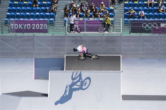 영국의 데클런 브룩스가 지난 1일 일본 도쿄 아리아케 어반 스포츠파크에서 열린 사이클 BMX 프리스타일 남자 파크 결승에 앞서 연습 중에 곡예를 선보이고 있다.