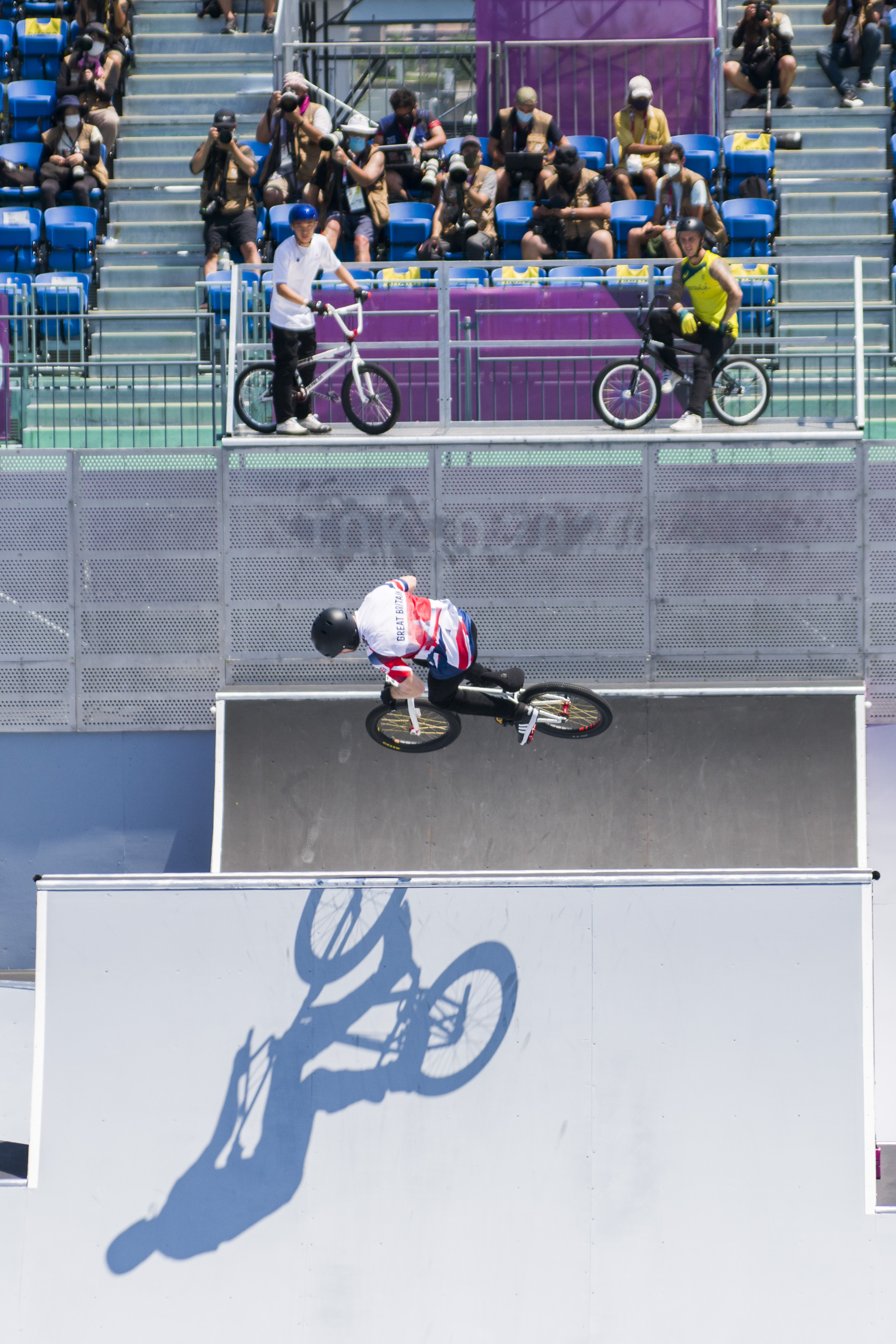 영국의 데클런 브룩스가 지난 1일 일본 도쿄 아리아케 어반 스포츠파크에서 열린 사이클 BMX 프리스타일 남자 파크 결승에 앞서 연습 중에 곡예를 선보이고 있다. 도쿄 류재민 기자 phoem@seoul.co.kr