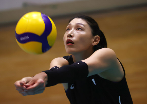 5일 오후 일본 시오하마시민체육관에서 열린 도쿄올림픽 대한민국 배구 국가대표팀 훈련에서 김연경이 집중하고 있다. 2021.8.5 연합뉴스