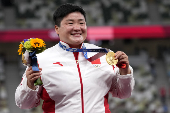 공리자오(중국)가 지난 1일 2020 도쿄올림픽 육상 여자 포환던지기 우승을 차지한 뒤 금메달을 들어 보고 있다. 도쿄 AP 연합뉴스 