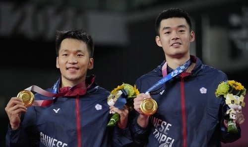 배드민턴 남자 복식에서 금메달을 딴 대만의 리양(왼쪽)과 왕치린. 연합뉴스