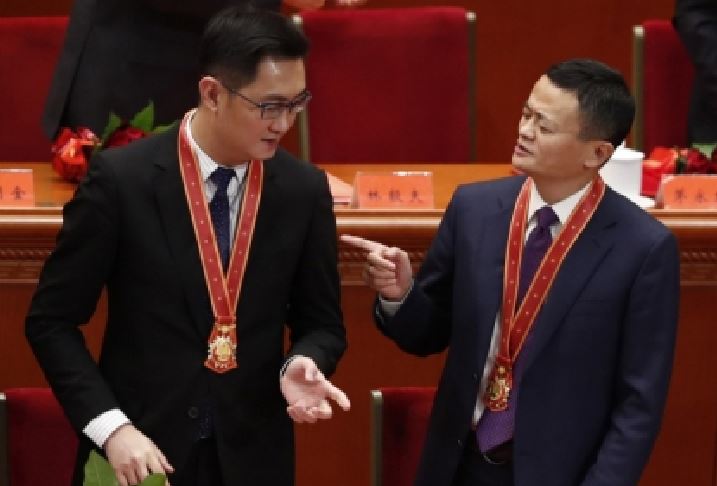마화텅(왼쪽)텐센트의 창업자이자 CEO와 알리바바 창업자인 마윈 전 회장이 2018년 12월 중국 개혁·개방 40주년 기념 행사에서 유공자 표창을 받은 뒤 대화를 나누고 있다. EPA 연합뉴스