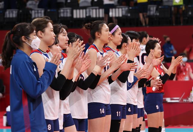 여자 배구 대표팀 선수들이 6일 일본 도쿄 아리아케 아레나에서 열린 도쿄올림픽 여자 배구 준결승에서 브라질에 패한 뒤 상대에게 박수를 보내고 있다. 도쿄 뉴스1