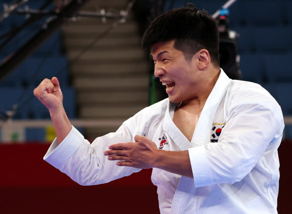 한국의 박희준이 6일 일본 부도칸에서 열린 도쿄올림픽 가라테 남자 카타 동메달 결정전에 박력 있는 동작을 선보이고 있다. 연합뉴스