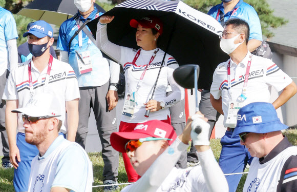 [올림픽] 김효주 티샷 바라보는 박세리 감독