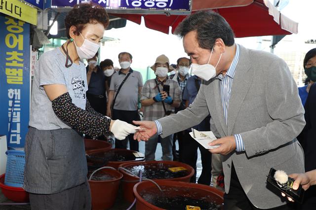 대구 칠성시장 상인 격려하는 이낙연