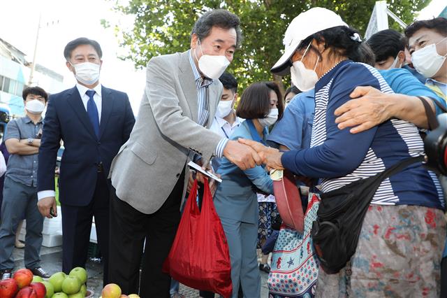 대구 칠성시장 상인 격려하는 이낙연