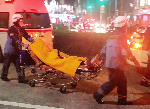 6일 저녁 도쿄 세타가야(世田谷) 구간을 달리던 오다큐(小田急)선 전동차 안에서 발생한 흉기 난동 사건으로 부상한 승객을 구급대원이 병원으로 이송하고 있다. 연합뉴스